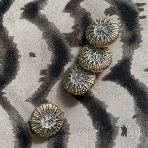 Lovely vintage look shank button. 6 peices